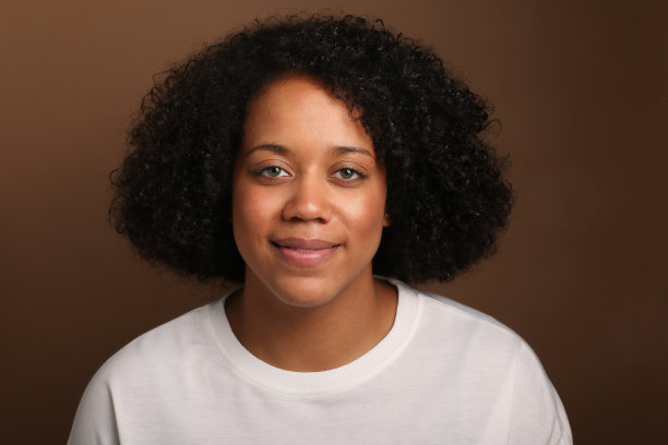 美丽的年轻女子站在彩色背景前图片下载