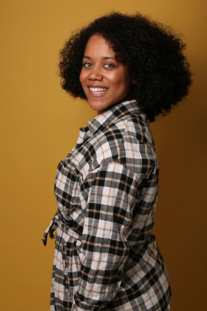 美丽的年轻女子站在彩色背景前图片下载