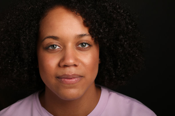 美丽的年轻女子站在彩色背景前图片下载