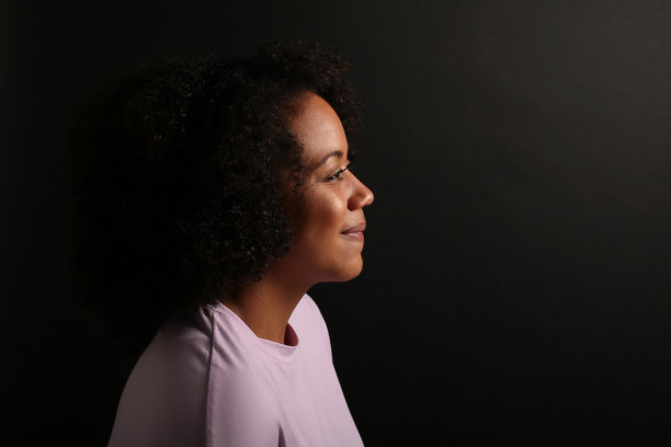 美丽的年轻女子站在彩色背景前图片下载