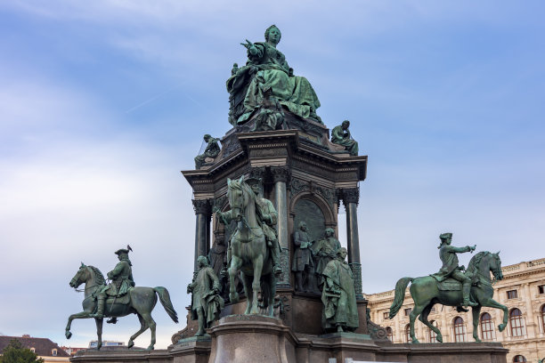 奥地利维也纳玛丽亚·特蕾西娅广场上的玛丽亚·特蕾西娅皇后纪念碑图片下载