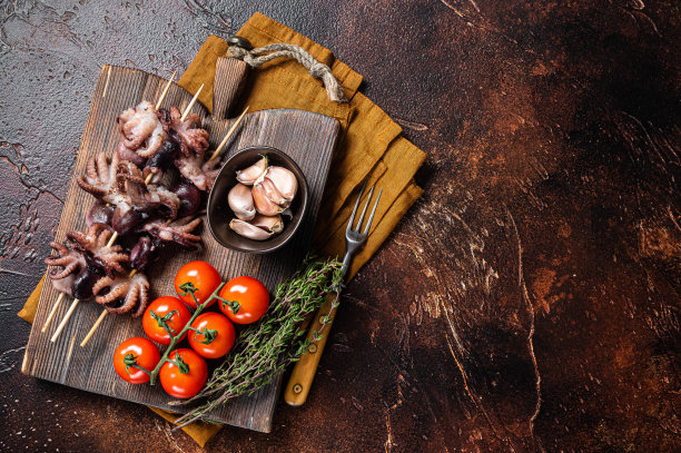 烤肉串烤章鱼宝宝。黑暗的背景。前视图。本空间图片下载