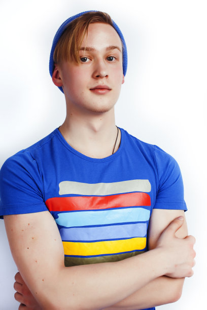 年轻帅气的十几岁潮男摆着情感的姿势，开心的微笑着在白色的背景下孤立，生活方式的人的概念图片下载