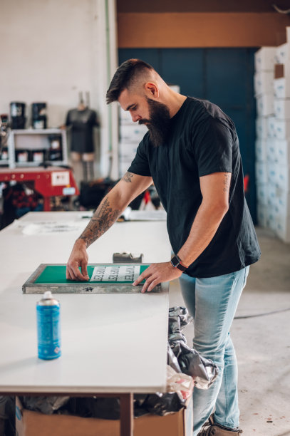 男工人在车间准备丝网印刷薄膜图片下载