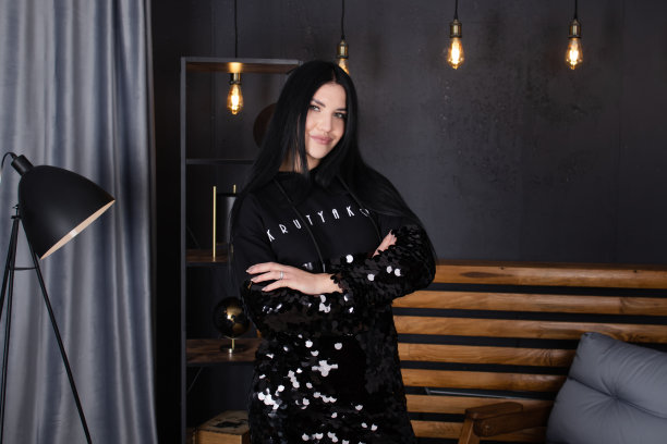 年轻迷人的女人在灰色的阁楼房间黑色。时髦的衣服。时尚女性肖像图片下载