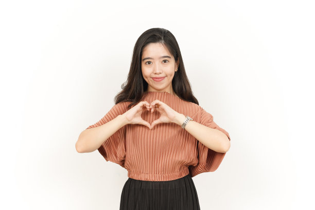 显示爱的标志美丽的亚洲妇女孤立在白色背景图片下载