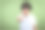 戴着黑色假发和红色小丑鼻子的男人图片下载