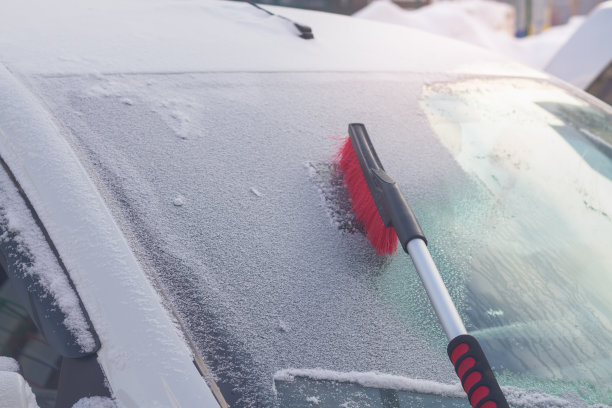 冬天下雪后，从车窗里刷雪图片下载