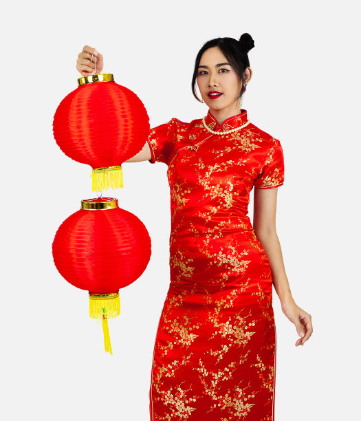 亚洲妇女拿着红灯笼在红色旗袍服装孤立在白色背景。中国新年的概念风格。图片下载