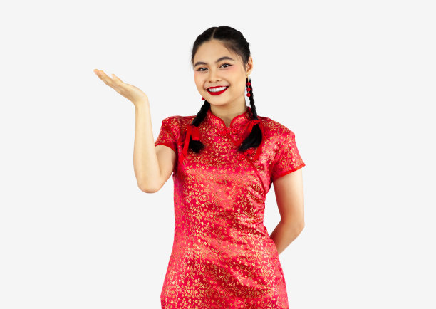 亚洲女孩在红色的传统东方服装和显示她的右手孤立在白色背景。中国新年的概念风格。图片下载