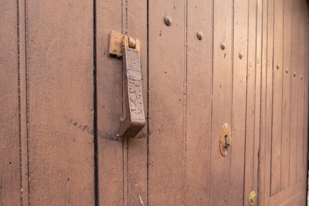 旧的生锈的铁门环和雕刻的装饰品图片下载