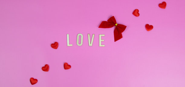 情人节。红心和蝴蝶结。珠宝盒。粉红色的背景。贺卡母亲节，妇女节图片下载