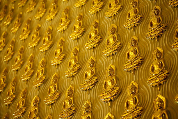 黄色的墙壁上装饰着金色的小佛像。图片下载