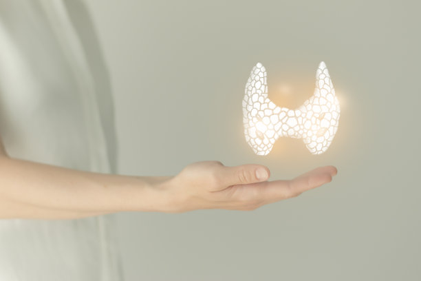 穿着白色衣服的女人手里拿着虚拟的甲状腺。手绘人体器官、排毒保健、保健医院服务概念图库图片下载