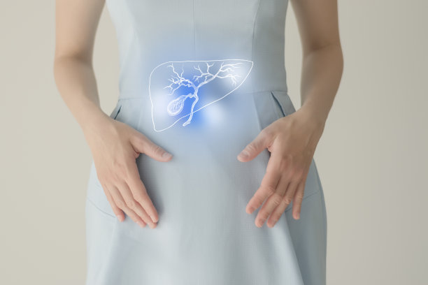 穿着蓝色衣服的女人手里拿着虚拟的胆囊。手绘人体器官、排毒保健、保健医院服务概念图库图片下载