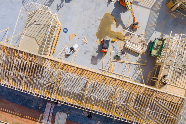 房屋阁楼正在施工，内部框架墙内横梁建造的房屋正在施工图片下载