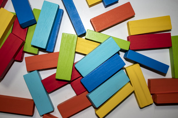 彩色木雕从生态材料为儿童棋盘游戏。收集立方体在光的桌子上。文本的复制空间。游戏背景。图片下载