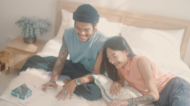 夫妇计算盖房子的费用。图片下载