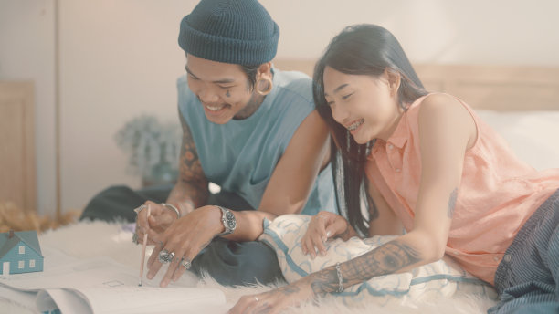 夫妇计算盖房子的费用。图片下载