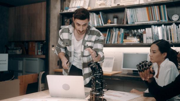 机器人开发小组正在讨论未来机器人发展的策略。图片下载