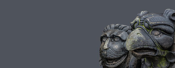 中世纪可怕的狮鹫的古代雕像旗帜，狮子和鸟的杂交，和狮身人面像，覆盖着苔藓孤立在坚实的背景与副本空间。概念历史建筑遗产图片下载