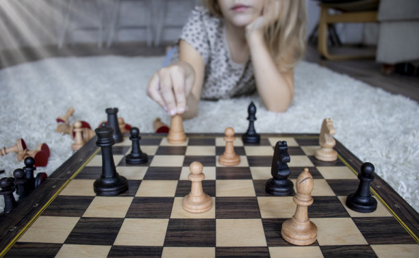 有选择性地集中在棋盘和木制棋子上图片下载