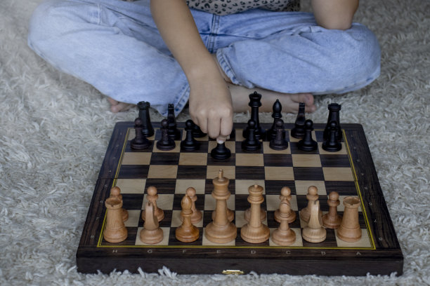 有选择性地集中在一个棋盘和木制棋子上图片下载