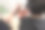 一位女美发师在美容院为顾客理发。理发师的手用梳子，剪刀和头发展示特写。图片下载