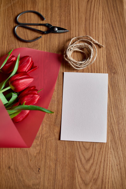 复印空间文本花卉工作场所与牛皮纸，缠绕安排红色郁金香花束图片下载