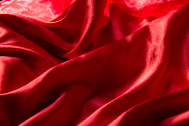 美丽的红色丝绸背景。织物的褶皱背景，纹理图片下载