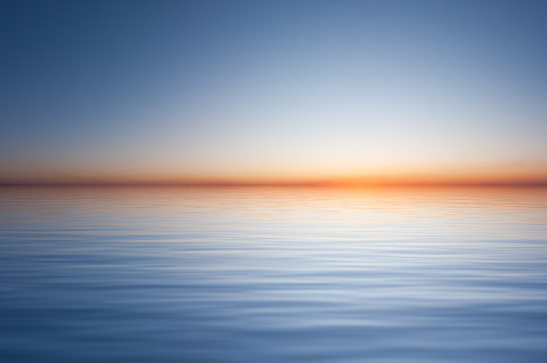 碧波荡漾的水面，湛蓝的天空图片下载