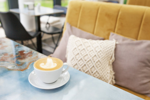 一杯咖啡在装饰风格的生活方式的背景下。Eco的风格。天然棉花。图片下载