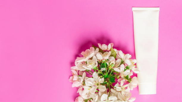 8、妇女节，情人节，生日快乐。各种装饰化妆品，粉红色背景上的春花。平的。副本的空间。广告。图片下载