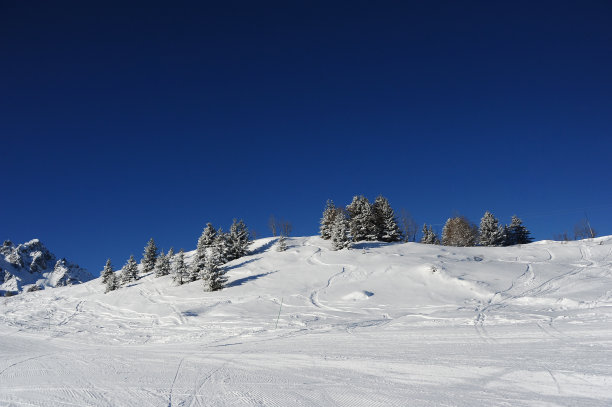 以蓝天为背景的滑雪坡图片下载
