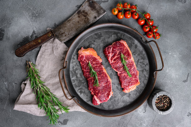 生大理石牛肉带腰牛排，在灰色石头桌子背景，俯视图平躺图片下载