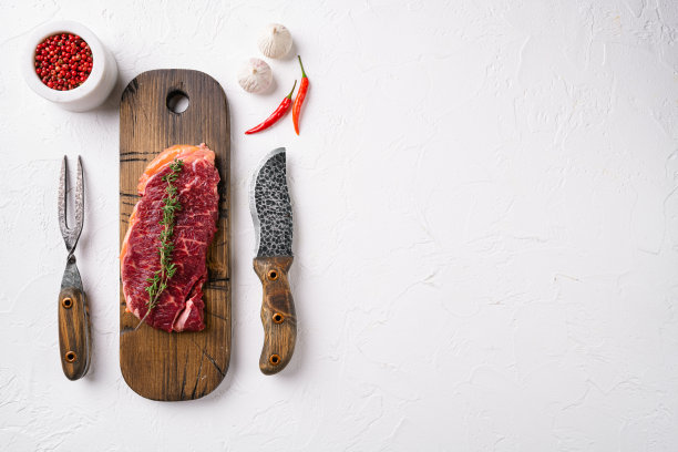 新鲜的生纽约牛排，在白色石头桌子背景，顶视图平躺，与文本的拷贝空间图片下载