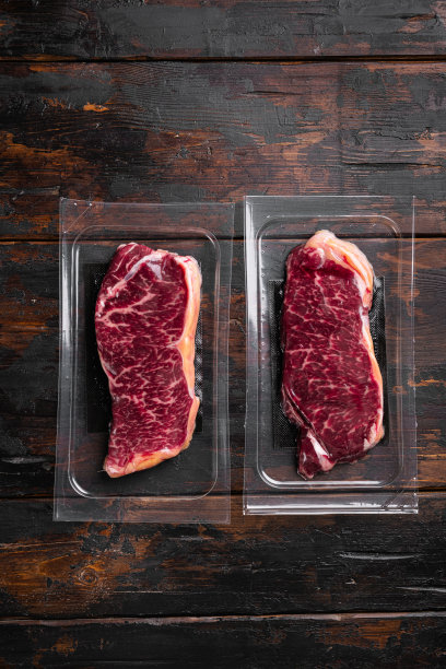 纽约牛排包，在旧的深色木制桌子背景上，俯视图平躺，与文本复制空间图片下载