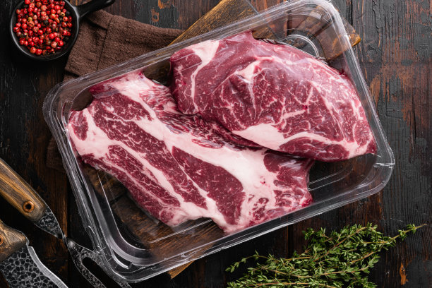 查克卷包，在旧的深色木制桌子背景，俯视图平躺图片下载