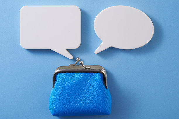 硬币钱包和演讲泡沫在蓝色的背景图片下载