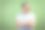 红色小丑鼻子的男人在绿色背景前面图片下载