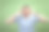 红色小丑鼻子的男人在绿色背景前面图片下载