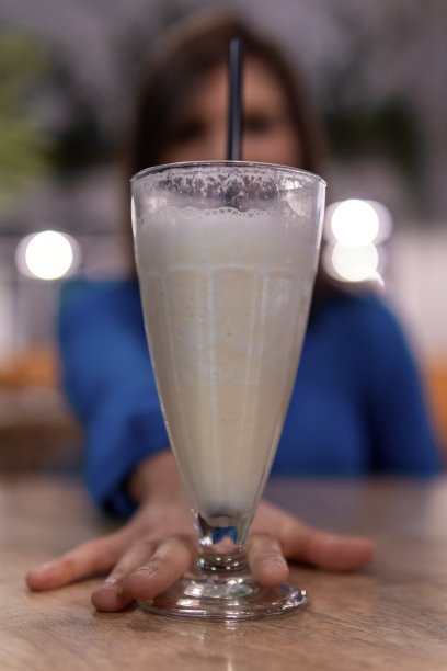 和朋友在一个壮观的地方喝酒。享受新鲜的冰沙。图片下载