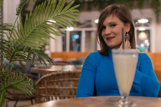 和朋友在一个壮观的地方喝酒。享受新鲜的冰沙。图片下载