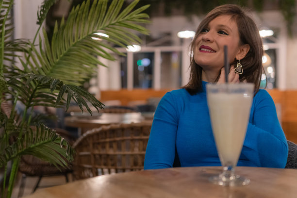 和朋友在一个壮观的地方喝酒。享受新鲜的冰沙。图片下载