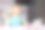 漂亮的金发少女在绿色t恤工作或学习在灰色的房间笔记本电脑附近图片下载