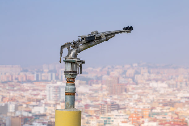 带有喷嘴阀的消防洒水喷头。在干燥和炎热的气候地区，森林或公园绿色可燃种植园的防火系统的一个重型部分。阿利坎特。西班牙。图片下载