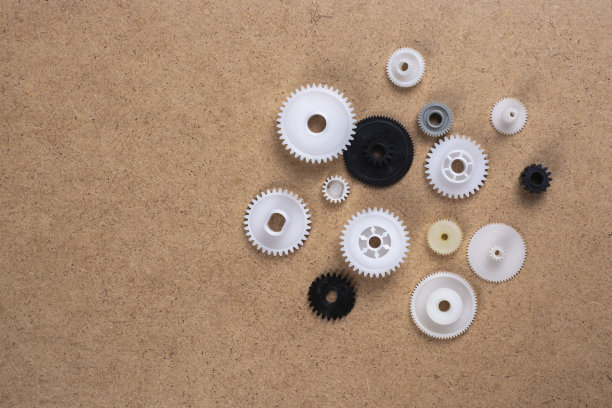 桌子上的黑白塑料齿轮。副本的空间。图片下载