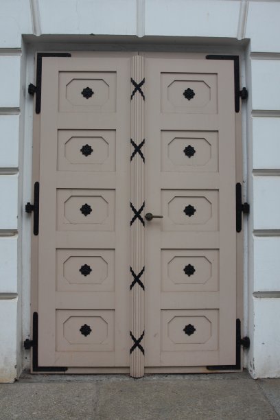 一幅经过修复、装饰华丽的旧前门的详细图片图片下载