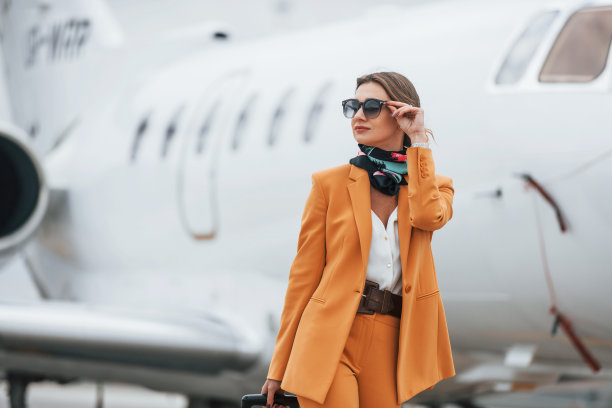 旅游业的概念。穿着黄色衣服戴着墨镜的女乘客图片下载