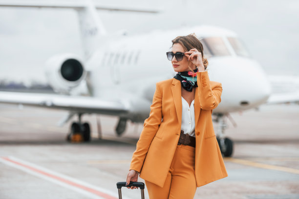 旅游业的概念。穿着黄色衣服戴着墨镜的女乘客图片下载